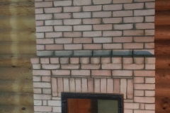 Камин с большой стеклянной дверкой и вентиляционными каналами