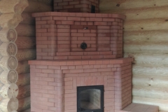 Угловая печь-камин с теплоемкими тумбами